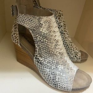 Diba true new year wedges